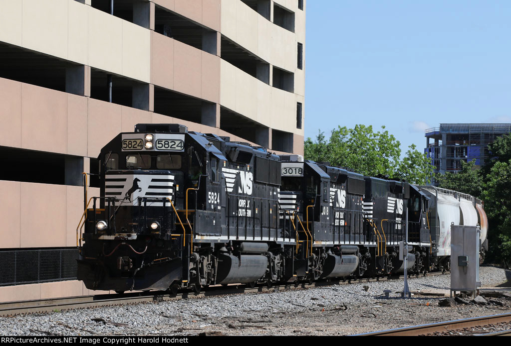 NS 5824, 3018, & 713 bring train E60 to Southern Junction